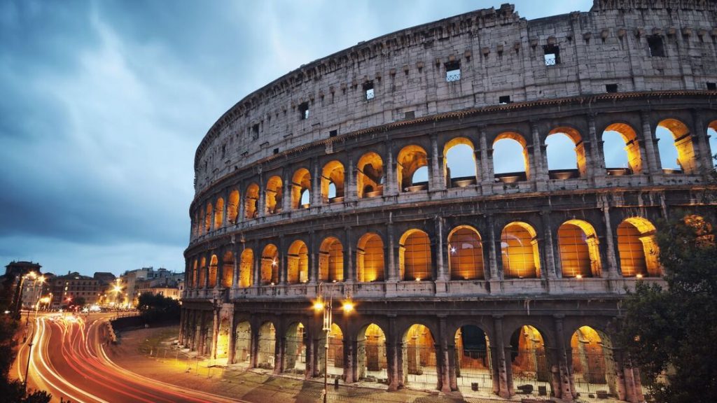 Zu den Sehenswürdigkeiten Roms gehören das antike Kolosseum