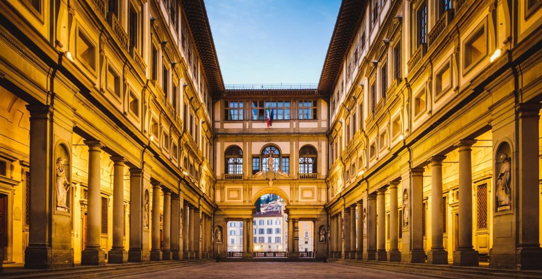 A Galeria Uffizi no exterior