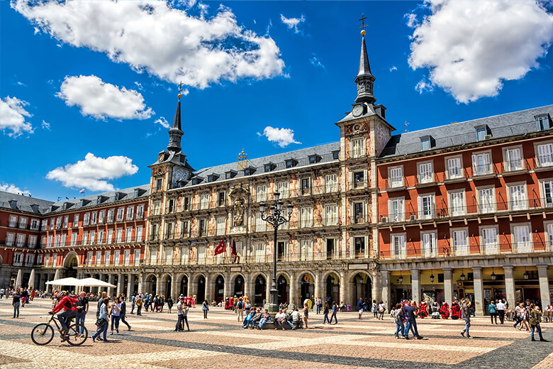 Debes ver los principales lugares de interés de España.